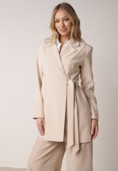Beżowa Kopertowa Sukienka o Kroju Marynarki z Wiązaniem w Talii Neritho. Brązowe żakiety damskie Born2be, l, bez wzorów, z elastanu, biznesowe. Za 199.99 zł.