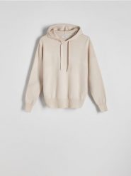 Gładki sweter z kapturem - kremowy. Białe swetry damskie Reserved, l, bez wzorów, z dzianiny, bez kołnierzyka, bez ramiączek, z kapturem. W wyprzedaży za 69.99 zł.