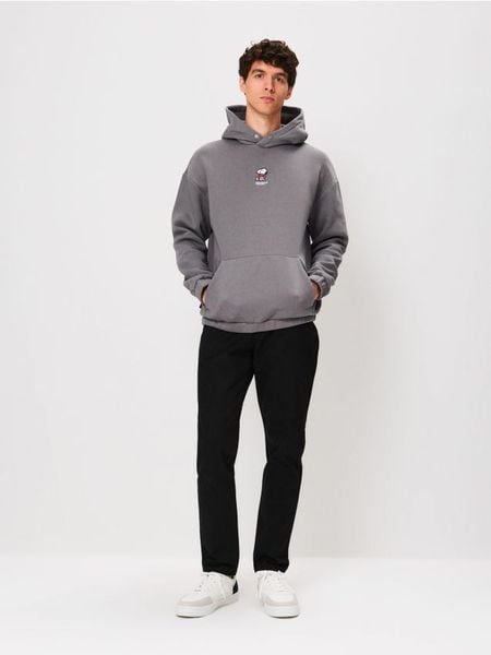 Bluza hoodie z haftem Peanuts - szary. Szare bluzy męskie Sinsay, l, bez wzorów, bez kaptura. Za 69.99 zł.