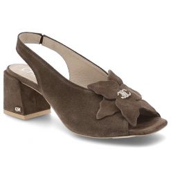Brązowe Sandały Chebello Eleganckie Obuwie Damskie. Brązowe klapki damskie CheBello, z aplikacjami, ze skóry, bez obcasa, na obcasie, bez zapięcia. Za 549.00 zł.