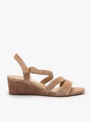 Jasnobrązowe sandały na koturnie. Brązowe sandały damskie Ryłko, bez wzorów, ze skóry, bez obcasa, na koturnie, bez zapięcia. Za 399.99 zł.