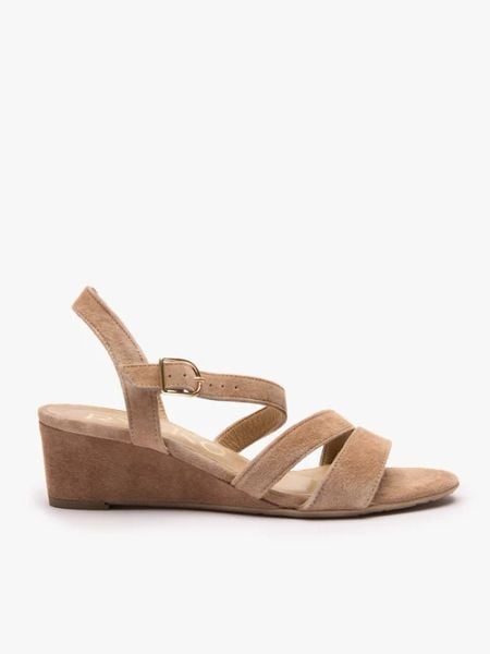 Jasnobrązowe sandały na koturnie. Brązowe sandały damskie Ryłko, bez wzorów, ze skóry, bez obcasa, na koturnie, bez zapięcia. Za 399.99 zł.