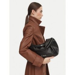 Torebka Steve Madden. Czarne torebki do ręki damskie Steve Madden, bez wzorów, klasyczne, bez dodatków. Za 519.99 zł.