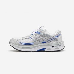 Buty sportowe damskie RR2K. Białe obuwie sportowe damskie Decathlon, bez wzorów, z kauczuku, trekkingowe. Za 299.99 zł.