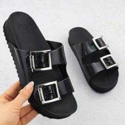 Klapki damskie z klamrami plażowe basenowe czarne Zaxy RR285058. Czarne klapki damskie Zaxy, bez wzorów, z gumy, bez obcasa. Za 161.99 zł.