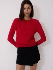 Sweter z domieszką alpaki - czerwony. Czerwone swetry damskie Reserved, l, bez wzorów, z dzianiny, bez kołnierzyka, bez ramiączek, bez kaptura. W wyprzedaży za 89.99 zł.