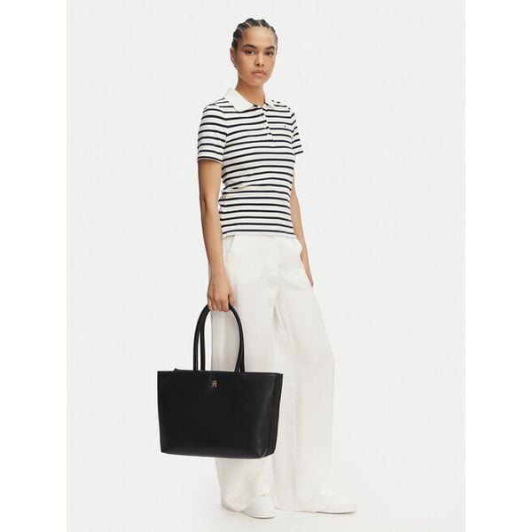 Torebka Tommy Hilfiger. Czarne torebki do ręki damskie Tommy Hilfiger, bez wzorów, bez dodatków. Za 459.99 zł.