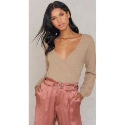 NA-KD Trend Sweter z kopertowym dekoltem - Beige. Swetry damskie marki NA-KD Trend. Za 121.95 zł.