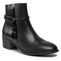 Botki Marco Tozzi. Czarne botki damskie Marco Tozzi, bez obcasa, na słupku, bez zapięcia. Za 339.99 zł.