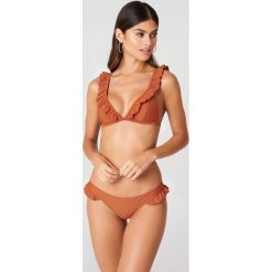 J&K Swim X NA-KD Dół bikini z falbanką - Orange. Bikini damskie marki J&K Swim X NA-KD. Za 72.95 zł.
