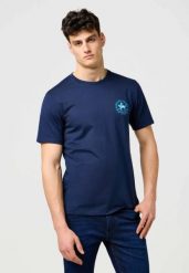 MĘSKA KOSZULKA WRANGLER SMALL GRAPHIC TEE NAVY 112371471. Niebieskie t-shirty męskie Wrangler, m, bez wzorów, bez kołnierzyka. Za 79.99 zł.