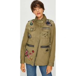 Desigual - Kurtka. Zielone kurtki damskie Desigual, bez wzorów, z bawełny, z kapturem. W wyprzedaży za 529.90 zł.