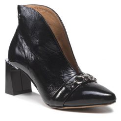 Botki Maciejka. Czarne botki damskie Maciejka, bez obcasa, na słupku, bez zapięcia. Za 379.99 zł.