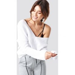 Pamela x NA-KD Sweter V-Neck Knitted - White. Białe swetry damskie Pamela x NA-KD, z dekoltem na plecach. Za 121.95 zł.