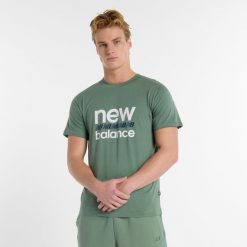 Koszulka męska New Balance MT51940DKJ – zielona. Zielone koszulki sportowe męskie New Balance, m, bez wzorów, z dresówki, bez kołnierzyka, bez ramiączek. Za 119.99 zł.