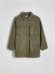 Kurtka oversize z kieszeniami cargo - jasnozielony. Zielone kurtki damskie Reserved, l, bez wzorów, z bawełny, bez kaptura. W wyprzedaży za 59.99 zł.
