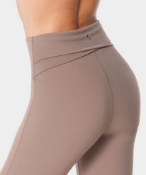 Legginsy sportowe dla kobiet z kopertowym tyłem Carpatree Balletcore. Brązowe legginsy damskie Carpatree, m, bez wzorów, z nylonu, z podwyższonym stanem, na fitness i siłownię. Za 175.99 zł.