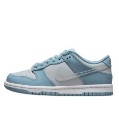 Buty do chodzenia dla dorosłych Nike Dunk Low Clear Swoosh. Niebieskie obuwie sportowe damskie Nike, bez wzorów, z bawełny, tenisowe. Za 687.50 zł.