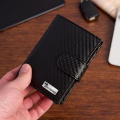 Męski portfel skórzany pionowy klasyczny RFiD duży czarny carbon premium Beltimore P04. Czarne portfele męskie bez wzorów. Za 69.90 zł.