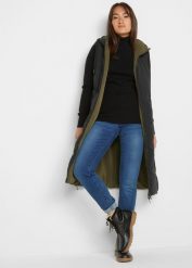 Kamizelka pikowana dwustronna, z kapturem, z poliestru z recyklingu. Czarne płaszcze damskie bonprix, bez wzorów, z kapturem. Za 219.99 zł.