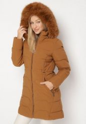 Brązowa Taliowana Kurtka z Pikowanymi Przeszyciami i Kapturem z Futrem Mundria. Brązowe kurtki damskie Born2be, l, bez wzorów, z dzianiny. Za 229.99 zł.