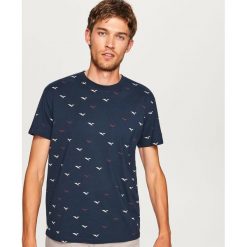 T-shirt z mikroprintem - Granatowy. Niebieskie t-shirty męskie Reserved. Za 49.99 zł.
