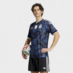 Koszulka wyjazdowa Argentyna 26 Authentic. Czarne koszulki sportowe męskie Adidas, bez wzorów, bez kołnierzyka, bez ramiączek, do piłki nożnej. Za 649.00 zł.