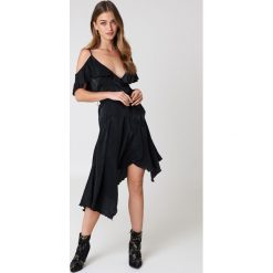 NA-KD Party Asymetryczna sukienka kopertowa z falbaną - Black. Sukienki damskie marki NA-KD Party. Za 80.95 zł.