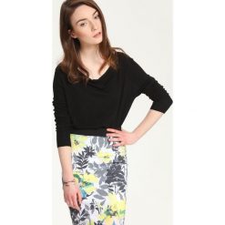 SWETER DŁUGI RĘKAW DAMSKI Z DEKOLTEM, LUŹNY. Swetry damskie TROLL. W wyprzedaży za 39.99 zł.