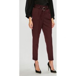 Vero Moda - Spodnie. Spodnie materiałowe damskie marki Vero Moda. W wyprzedaży za 89.90 zł.