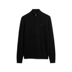 Sweter z dekoldem typu polo z siateczki Superdry Essential. Czarne swetry przez głowę męskie Superdry., na zimę, m, bez wzorów, z dzianiny, bez kołnierzyka. Za 305.85 zł.