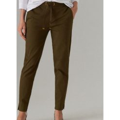 Bawełniane spodnie jogger fit - Khaki. Brązowe spodnie materiałowe damskie Mohito, bez wzorów, z bawełny. Za 99.99 zł.