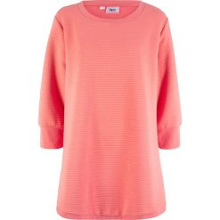 Długa bluza dresowa w strukturalny wzór w poziomy prążek bonprix dymny koralowy. Bluzy damskie bonprix. Za 59.99 zł.