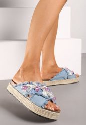 Jasnoniebieskie Klapki na Platformie w Stylu Boho z Aplikacjami i Plecionką Rissona. Niebieskie klapki damskie Renee, z aplikacjami, z jeansu, boho, bez obcasa, na platformie. Za 59.99 zł.