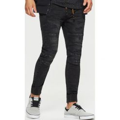 Jeansy SLIM JOGGER - Czarny. Jeansy męskie marki Cropp. Za 129.99 zł.