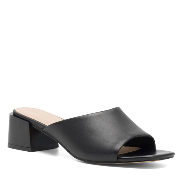 Klapki Lasocki. Czarne klapki damskie Lasocki, bez wzorów, bez obcasa. Za 159.99 zł.