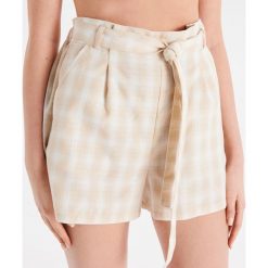 Szorty High Waist z paskiem - Kremowy. Szorty damskie Cropp. Za 49.99 zł.