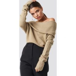 NA-KD Szeroki sweter z odkrytymi ramionami - Beige. Swetry damskie marki NA-KD. Za 80.95 zł.