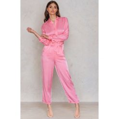 NA-KD Party Satynowe spodnie z wiązaniem w talii - Pink. Spodnie materiałowe damskie marki NA-KD Party. W wyprzedaży za 20.47 zł.