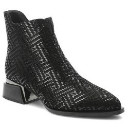 Botki damskie D&A by S.Barski o eleganckim fasonie z dekoracyjną tłoczoną cholewką i stabilnym obcasem z geometrycznym wycięciem czarne, JC62-1042. Czarne kozaki damskie S.BARSKI, z jeansu, bez obcasa, na obcasie. Za 279.00 zł.