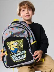 Plecak z odblaskowymi elementami Minions - wielobarwny. Torby i plecaki dziecięce Sinsay, z gumy, małe. Za 59.99 zł.