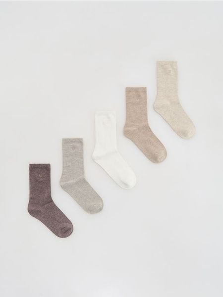 Długie skarpetki z haftem 5 pack - kremowy. Białe skarpety damskie Reserved, bez wzorów. Za 59.99 zł.