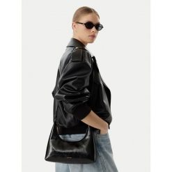 Torebka Calvin Klein. Czarne torebki do ręki damskie Calvin Klein, bez wzorów, klasyczne, bez dodatków. Za 489.99 zł.