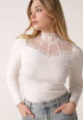 Biały Dopasowany Sweter z Półgolfem z Wiskozą Zdobiony Koronkową Siateczką Genna. Białe swetry damskie Born2be, uniwersalny, z aplikacjami, z jeansu, eleganckie, bez kołnierzyka, bez ramiączek, bez kaptura. Za 89.99 zł.