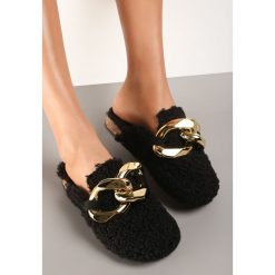 Czarne Klapki z Ozdobnym Łańcuchem Dewerli. Czarne klapki damskie Renee, bez wzorów, z jeansu, eleganckie, bez obcasa, na płaskiej podeszwie. Za 44.99 zł.
