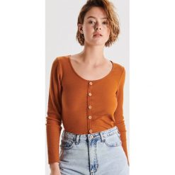Prążkowana bluzka z guzikami - Brązowy. Bluzki damskie marki Cropp. Za 59.99 zł.