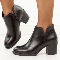 Czarne skórzane botki damskie na obcasie M.Daszyński Ol60-1. Czarne botki damskie M.Daszyński, na jesień, z dzianiny, eleganckie, z okrągłym noskiem, bez obcasa, na obcasie, bez zapięcia. Za 299.00 zł.