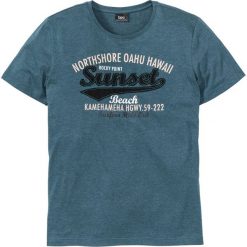T-shirt z nadrukiem i aplikacją bonprix niebieskozielony morski. T-shirty męskie marki bonprix. Za 44.99 zł.