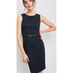 Dopasowana sukienka z paskiem. Sukienki damskie marki Orsay. Za 139.99 zł.
