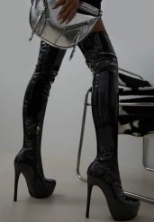 Czarne Kozaki z Lakierowanej Ekoskóry za Kolano na Szpilce i Platformie Verca. Czarne kozaki damskie Renee, ze skóry, za kolano, bez obcasa, na obcasie. Za 209.99 zł.